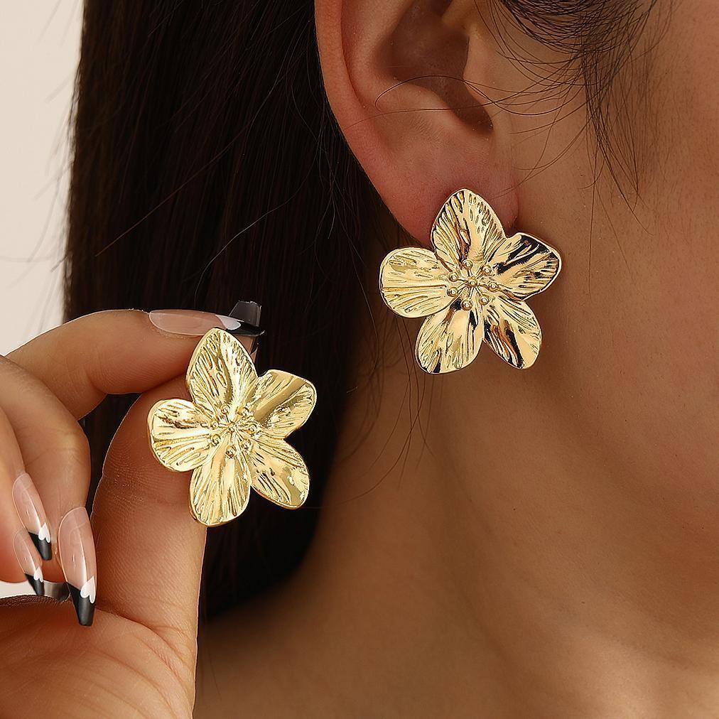 European and American cross-border best-selling flower stud earrings, fashionable, retro and niche style earrings, geometric pattern petal stud earrings for women full figure