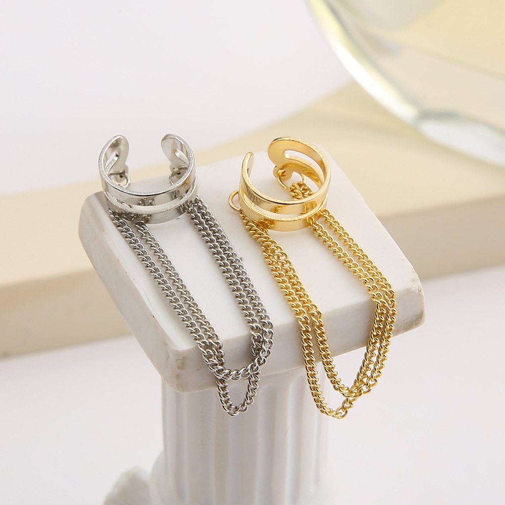 New personalized double-layer metal chain tassel earrings from Europe and America, creative and niche hip-hop style, no ear piercings, ear bone clips Application Scenario