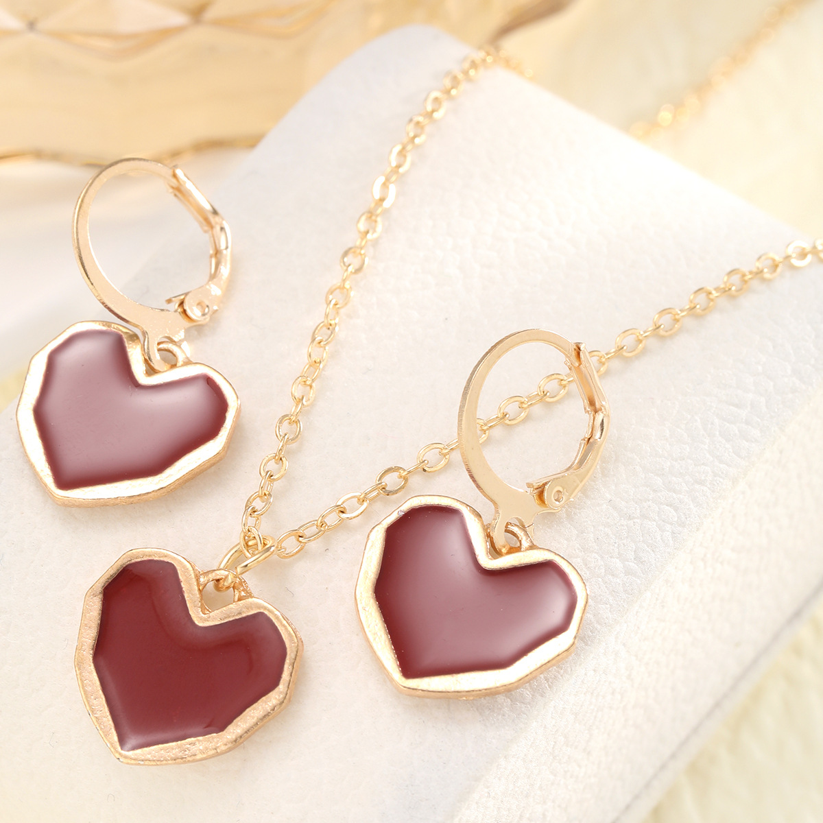 European and American retro style cross-border oil-dripping heart-shaped earrings and necklace set, exquisite and niche earrings, design sense jewelry Application Scenario