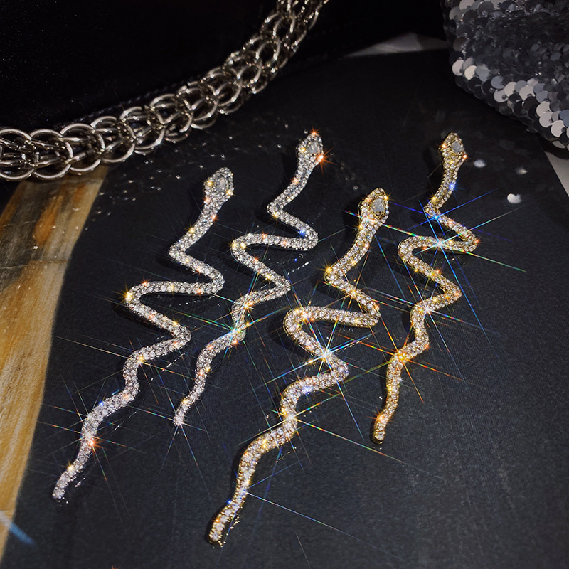The same style of full-diamond dynamic snake-shaped earrings as Dilraba, women's light luxury, fashionable and high-end stud earrings, elegant tassel earrings Application Scenario