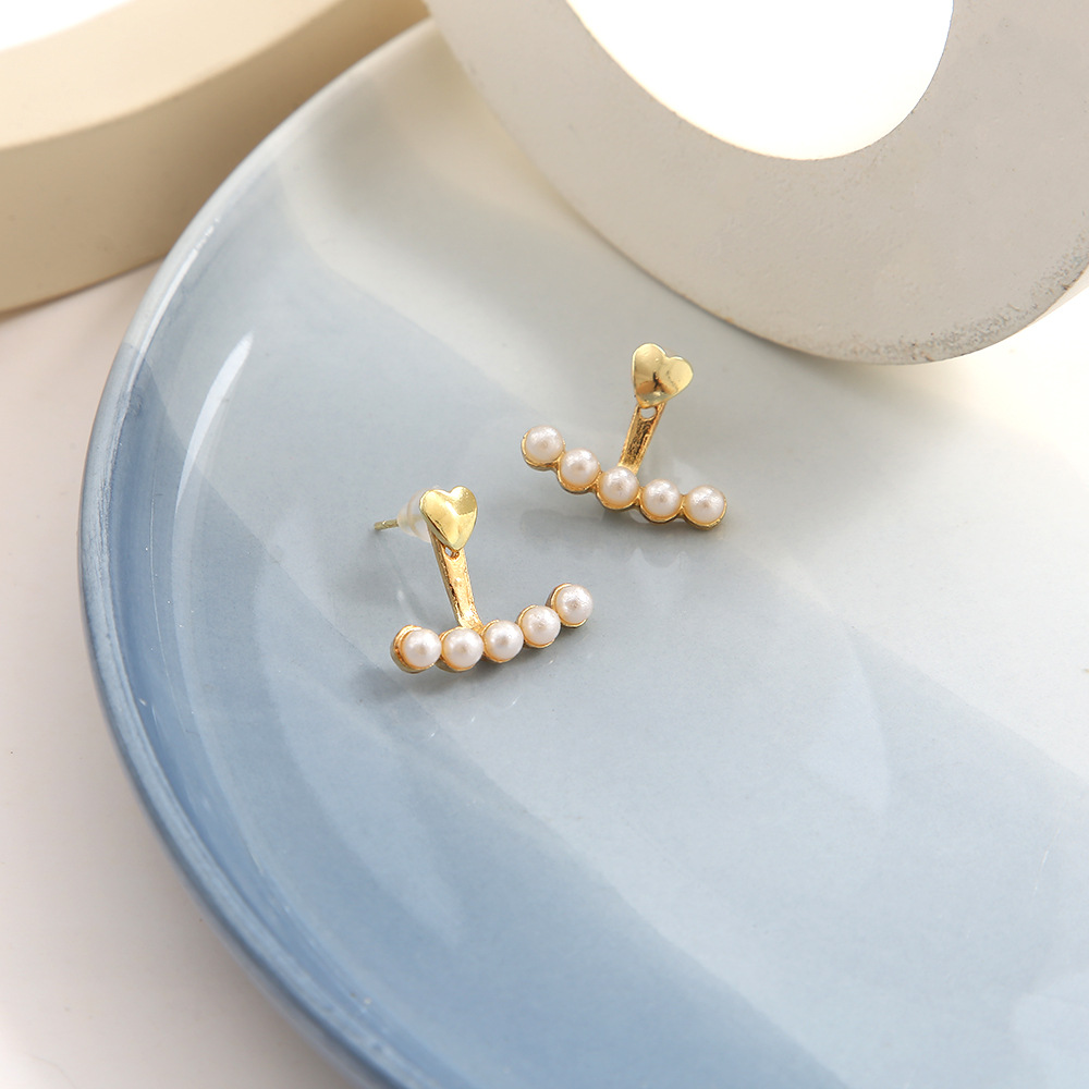 Creative and fashionable stud earrings for women, ins design, French pearl earrings, arc-shaped imitation pearl heart back-hanging earrings Application Scenario