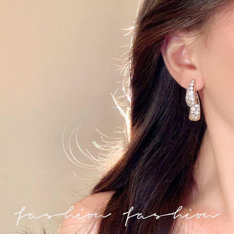 The women's niche design of the water-drop earrings, which are full of diamonds on both the front and back, exude a sense of fashion and sophistication. They are the same style of earrings as Internet celebrities Specification drawing