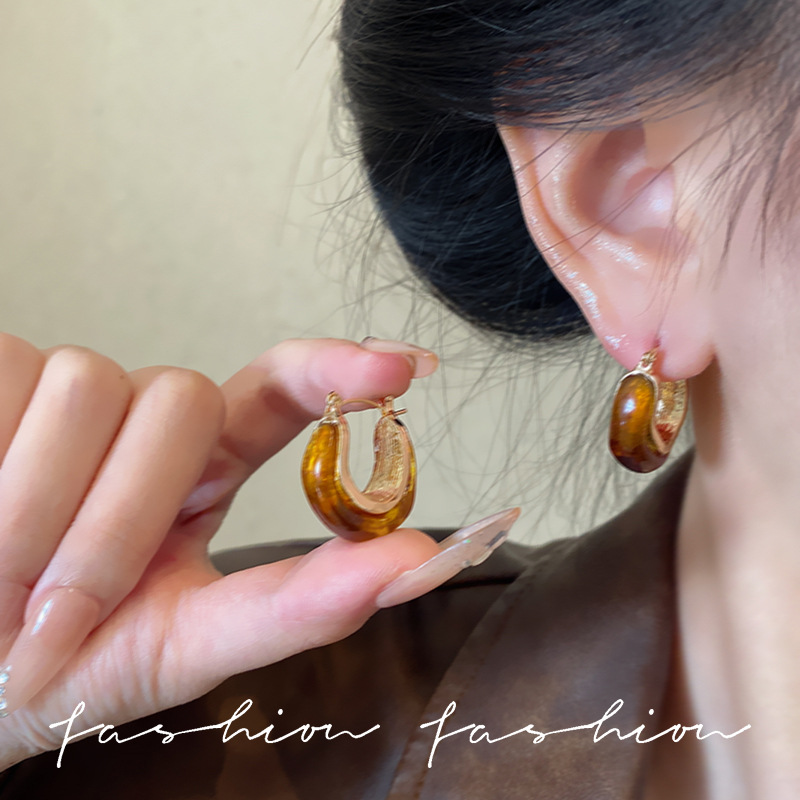 The Maillard French retro metal stud earrings for autumn and winter exude a high-end, Hong Kong-style style. The ear rings are unique and personalized, as well as the earrings and earrings details Picture