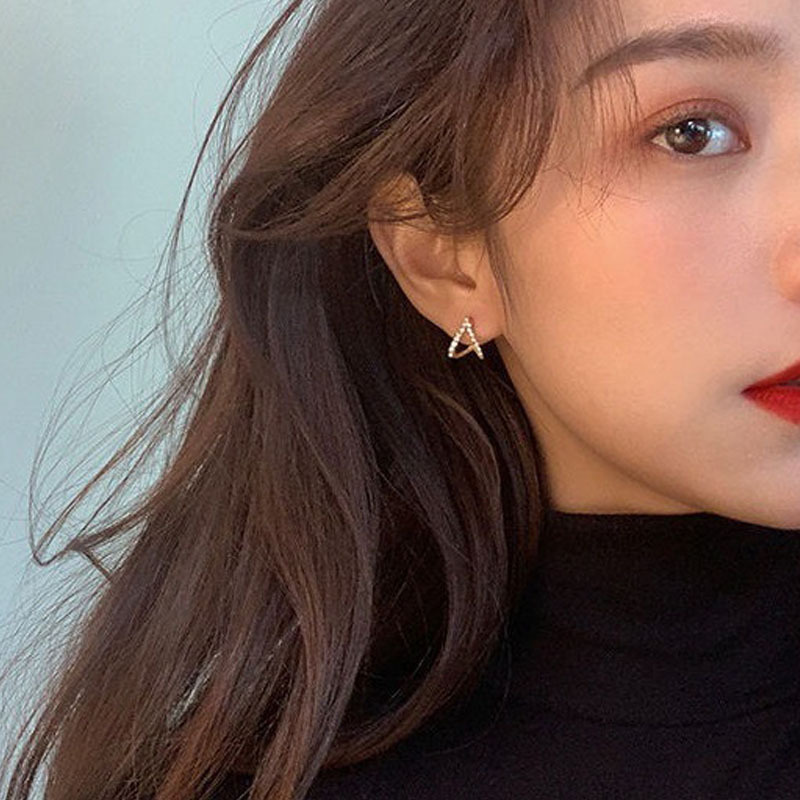 The S925 silver ear stud, a new French triangular stud, is a trendy Korean-style earring that has become a popular female earpiece details Picture