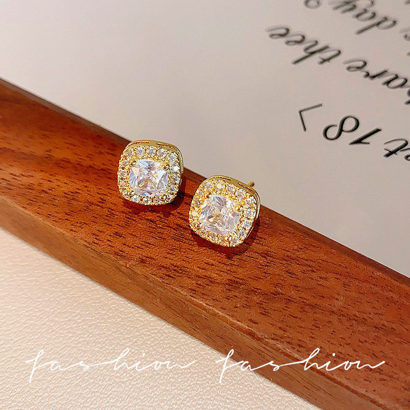Super shiny and exquisite square zircon stud earrings for women, a light luxury, niche and high-end look. Versatile and elegant, the same style of earrings as Internet celebrities Specification drawing