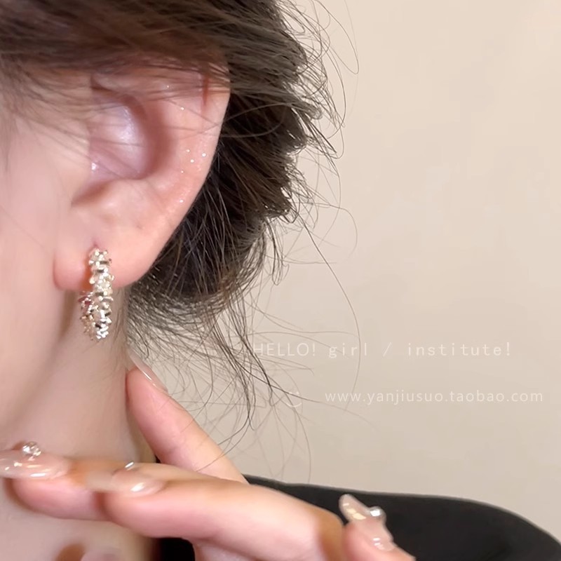 Broken silver C-shaped earrings for women, French niche design, cold style, stud earrings, high-end and elegant, semi-circular earrings details Picture
