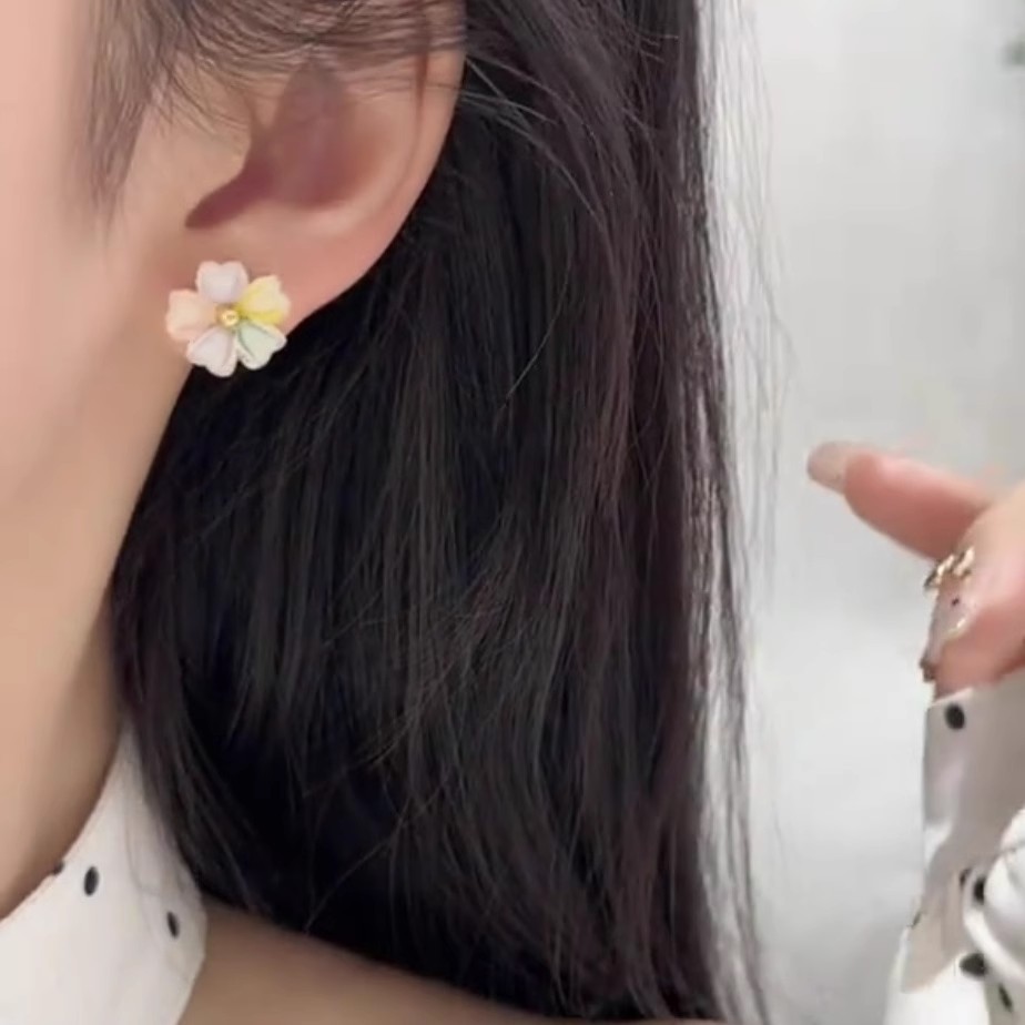 Dopamine colorful flower stud earrings are small and exquisite, with a forest-style temperament. They are a niche sweet ear accessory suitable for spring Specification drawing