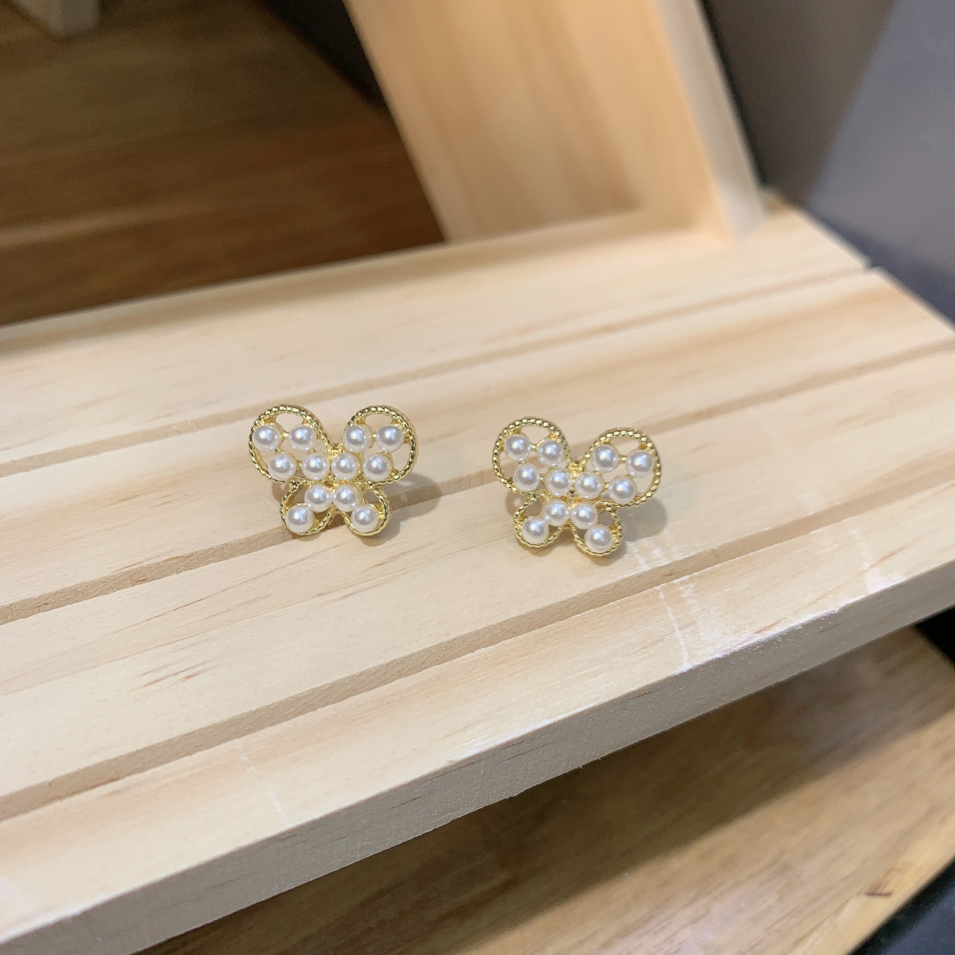 New trendy and simple bow pearl stud earrings, trendy and stylish small earrings, pure silver needle Korean earrings Application Scenario