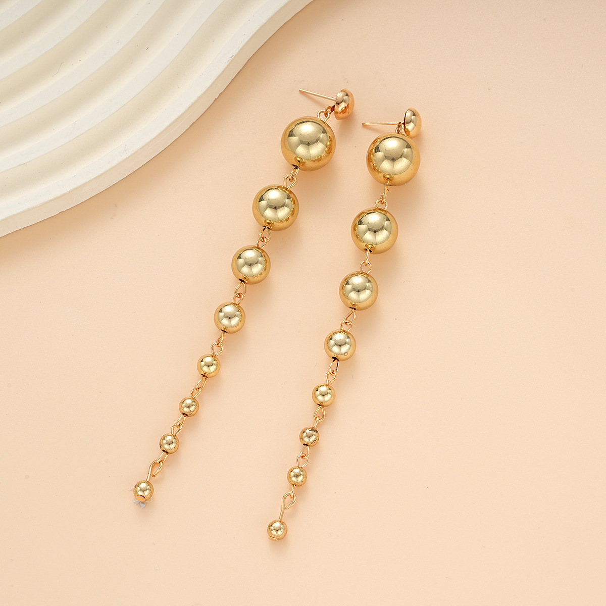 A 4-piece set of European and American fashionable, individualistic and exaggerated golden geometric round bead necklace Specification drawing