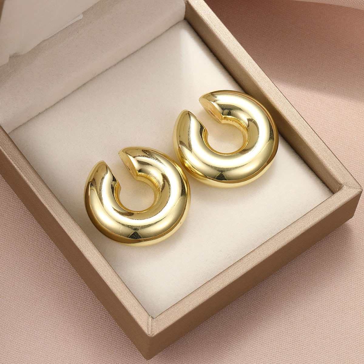 Cross-border best-selling electroplated hollow thick ear loops, ear clips, thick alloy smooth surface, no ear holes, C-shaped ear clip earrings in Europe and America Specification drawing