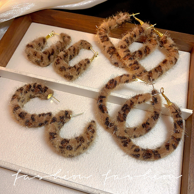 High-end autumn and winter new plush leopard print earrings and earrings, retro face-enhancing small ear rings, Hong Kong-style exaggerated earrings details Picture