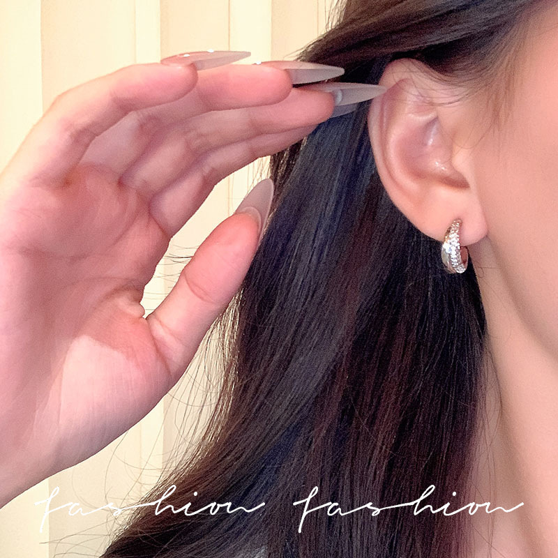 Simple French-style micro-inlaid zircon circular stud earrings, a trendy and versatile, niche Korean light luxury exquisite earrings and earrings Specification drawing