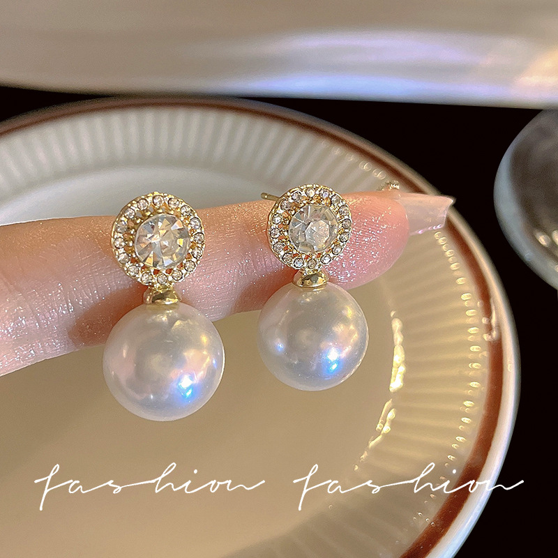 French Champs-style pearl earrings 2023 new trendy and stylish stud earrings for women, a light luxury and high-end versatile ear accessory full figure