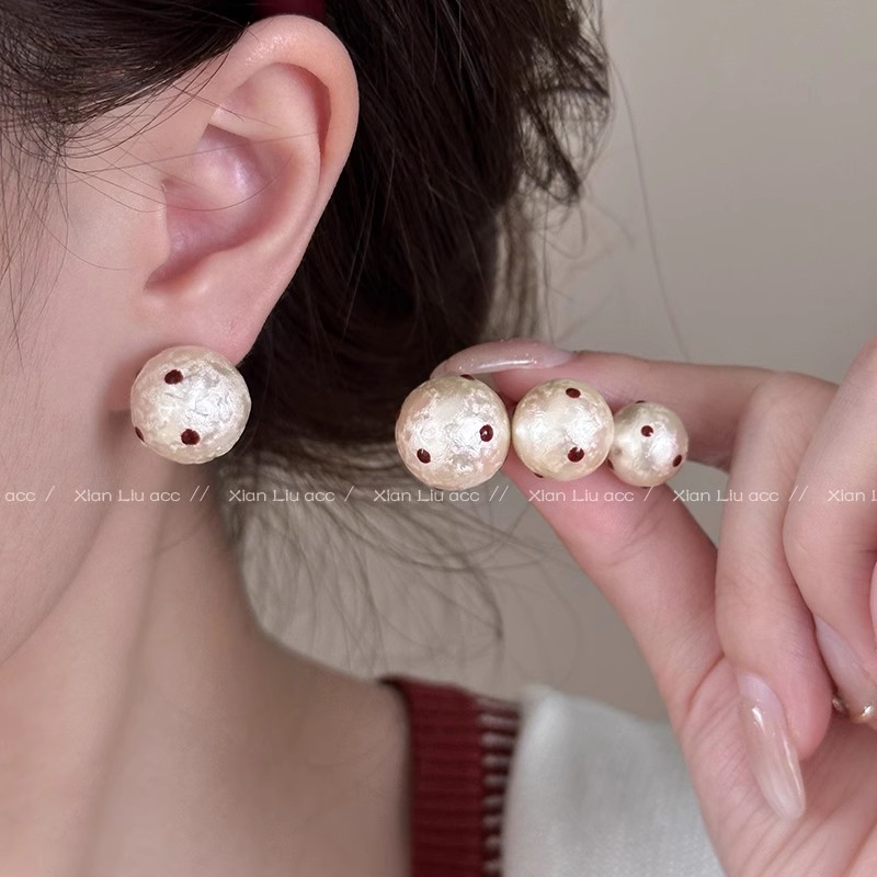 Versatile and elegant polka dot pearl stud earrings for women, a new bestseller, a niche retro new Chinese style unique whitening silver needle earrings full figure