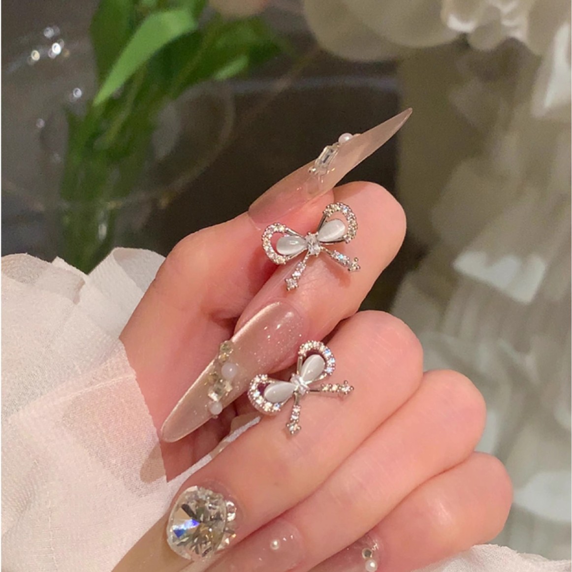 Zirconium-encrusted cat's eye stone bow earrings for women, a light luxury, niche and high-end look. Small, exquisite and unique accessories full figure