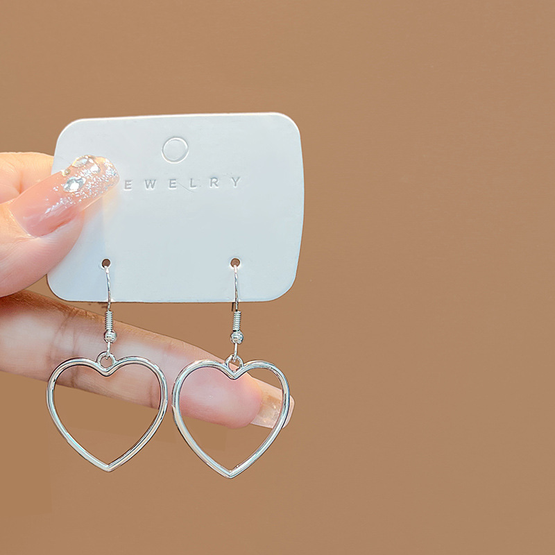 The Japanese Harajuku soft and cute girl's hollowed-out geometric heart-shaped sweet golden heart-shaped earrings, pendants and earrings are trendy Specification drawing