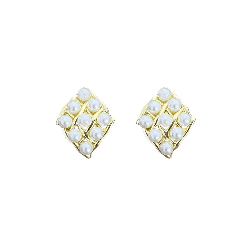 Irregular metal pearl stud earrings for women, a light luxury, niche and high-end look. New fashion silver needle earrings for 2024 Item Picture