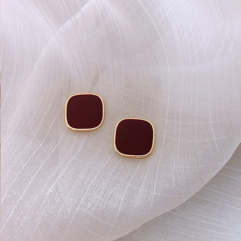 The new Korean version geometric wine red oil drip 925 silver needle stud earrings are a trend of simple and elegant earrings for women full figure