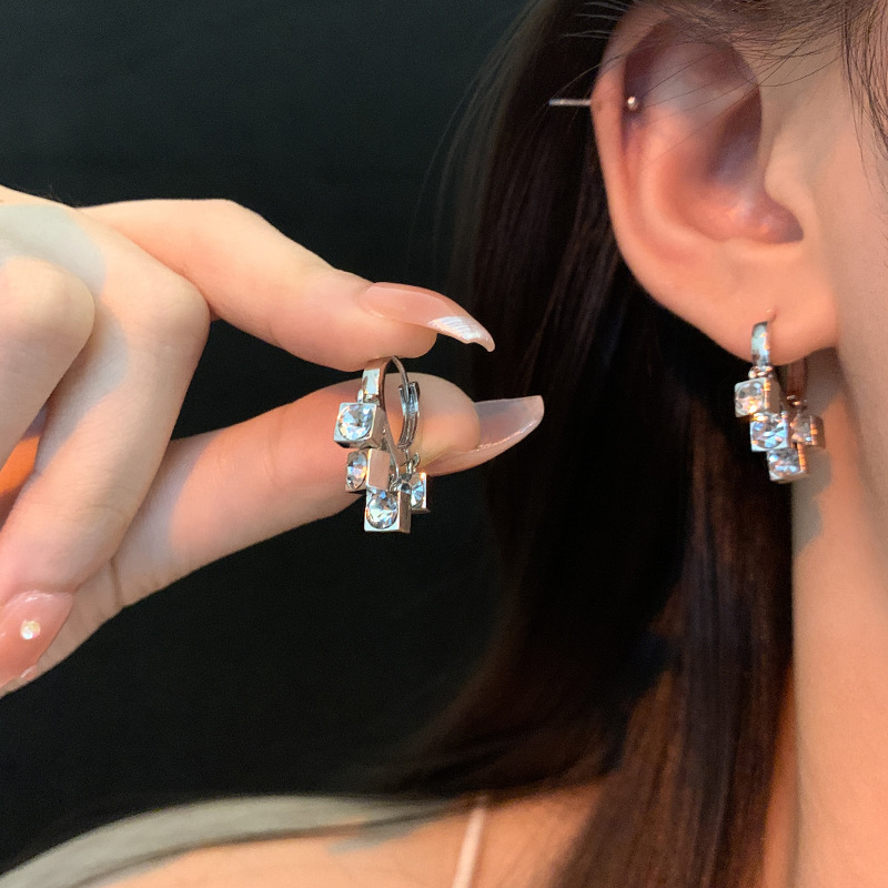 The diamond-shaped stud earrings worn by Liu Yifei are sweet and versatile for women, with a unique and elegant daily style. They are high-end and fashionable earrings Specification drawing