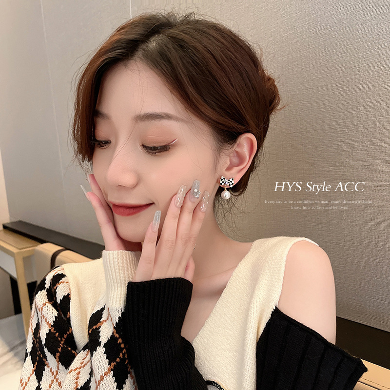S925 Silver needle Black and white checkerboard checkered bow pearl stud earrings for women, high-quality wholesale earrings Specification drawing