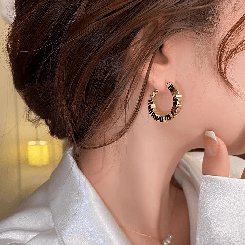 European and American golden geometric silver stud earrings, women's light luxury and high-end fashion earrings, retro simple and exquisite earrings details Picture