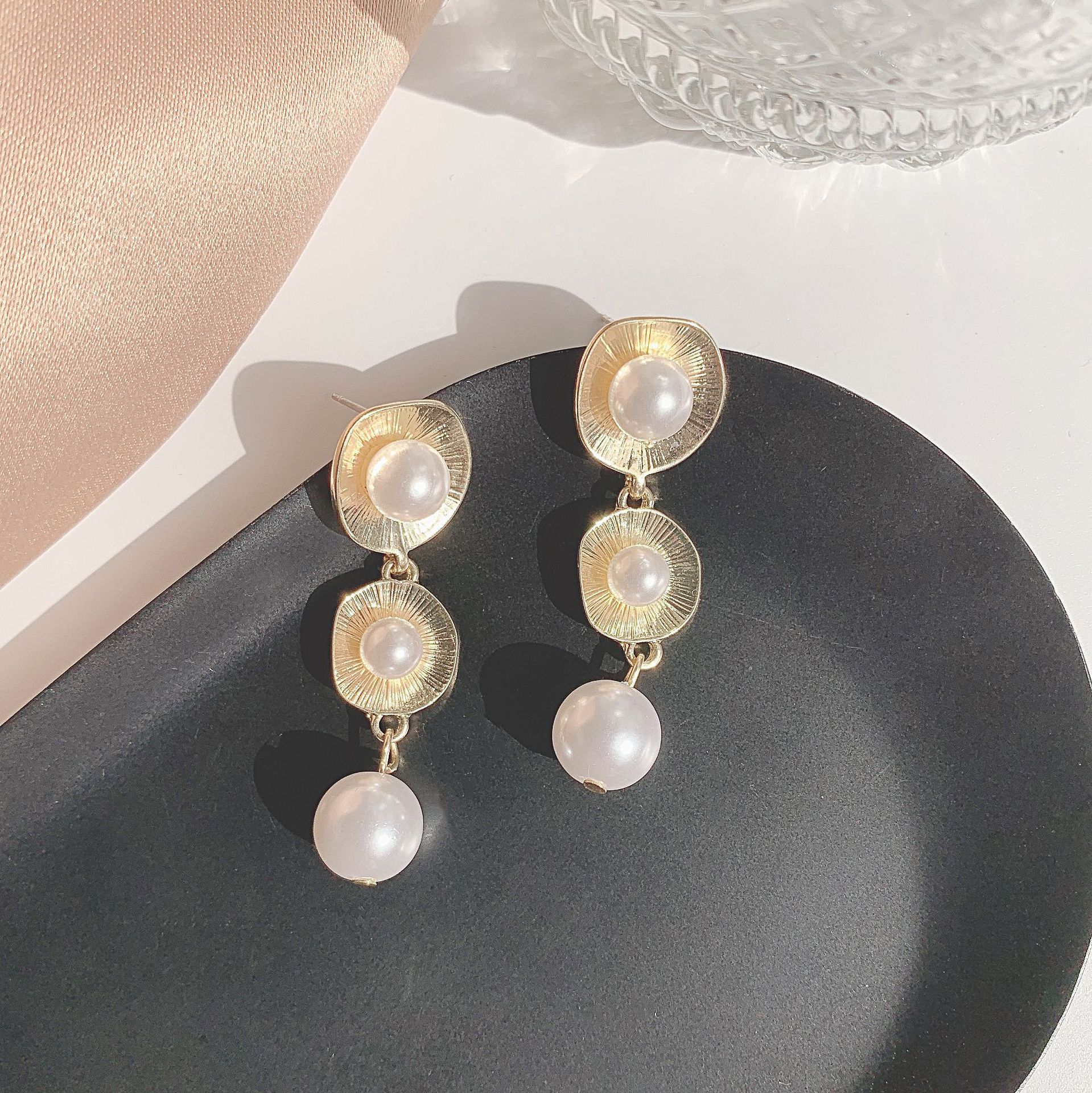 S925 Silver needle Korean Retro Baroque style pearl stud metal cold style geometric earrings manufacturer wholesale Application Scenario