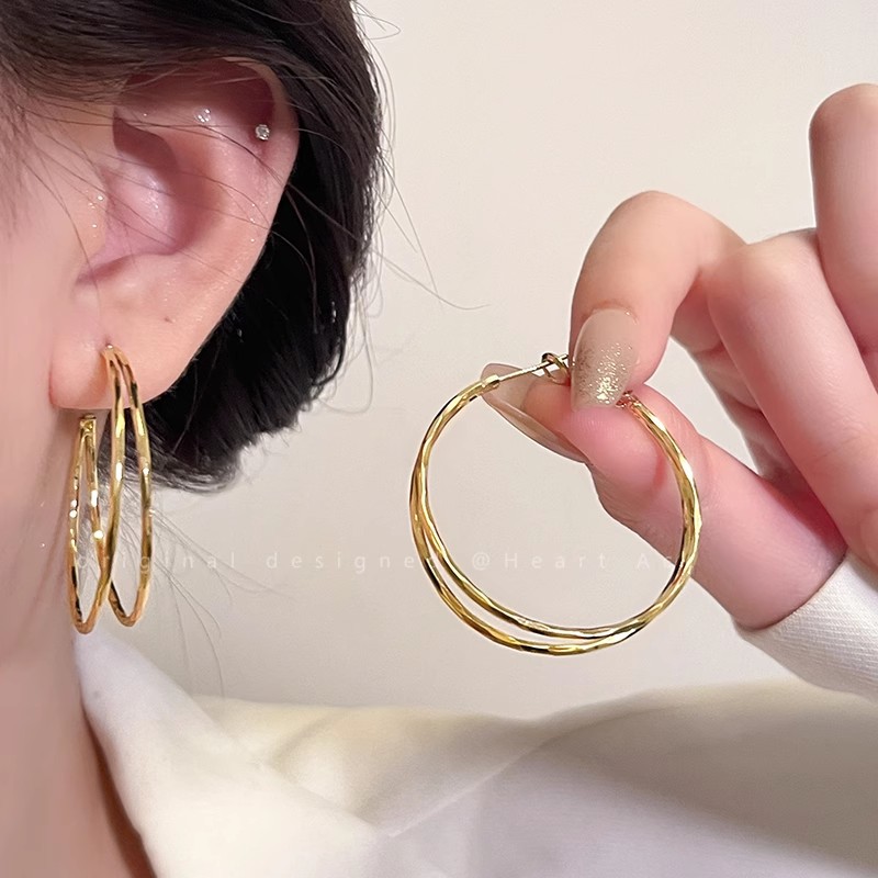 European and American exaggerated double-layer circle earrings, high-end women's plain ring earrings, new spring/Summer 2025 style small ear rings that show off the face Specification drawing