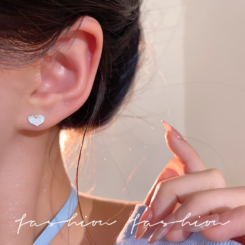 ins high-end design, niche and elegant stud earrings, women's transparent crystal heart-shaped earrings, exquisite and light luxury, versatile earrings Application Scenario