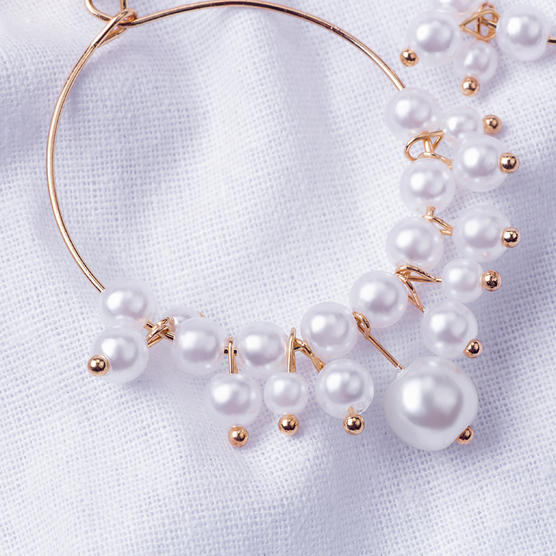 The new ins hollowed-out circle long pearl ear rings from Dongdaemun are elegant, simple and slimming, with tassel earrings that are suitable for girls Application Scenario