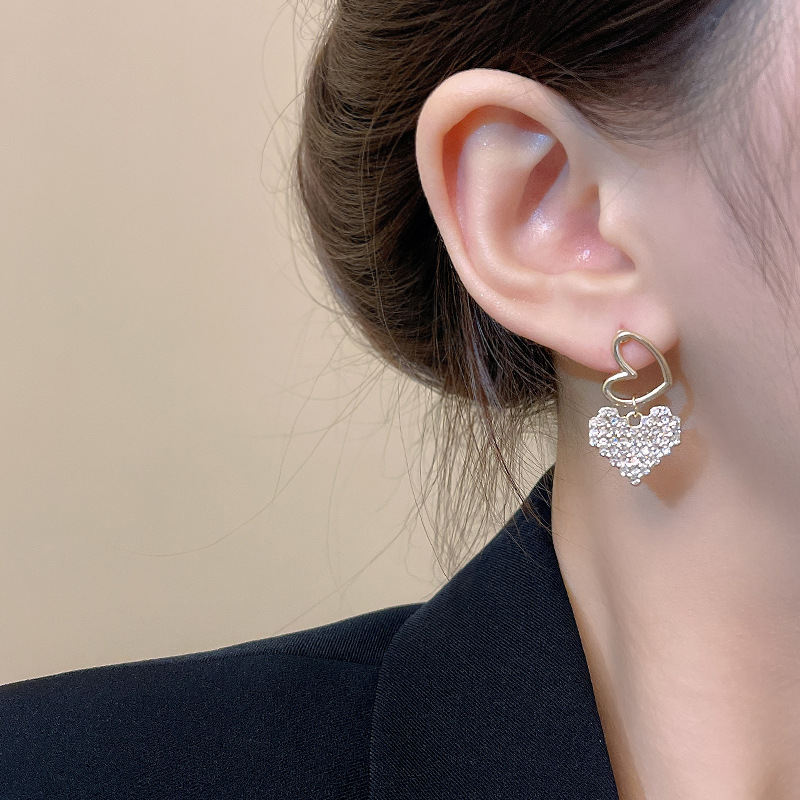 925 Silver needle retro Hong Kong-style heart-shaped earrings, internet-famous, unique and elegant stud earrings, high-end, light luxury and niche earrings for women details Picture