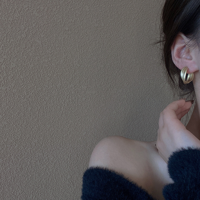 French cross ear rings 2025 new style, trendy, exaggerated, fashionable and grand earrings, personalized and high-end earrings for women Application Scenario