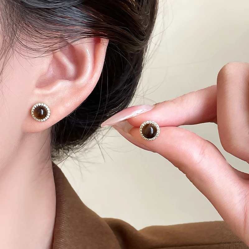 Maillard style imitation tiger's eye stone ear studs, women's retro Hong Kong-style earrings, simple, light luxury, niche and high-end earrings, silver needles full figure
