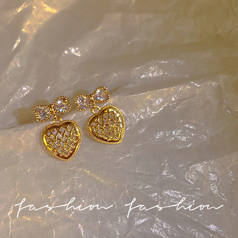 Wholesale of light luxury bow earrings with a sense of design, hollowed-out heart, elegant stud earrings and versatile earrings from Dongdaemun, South Korea Specification drawing