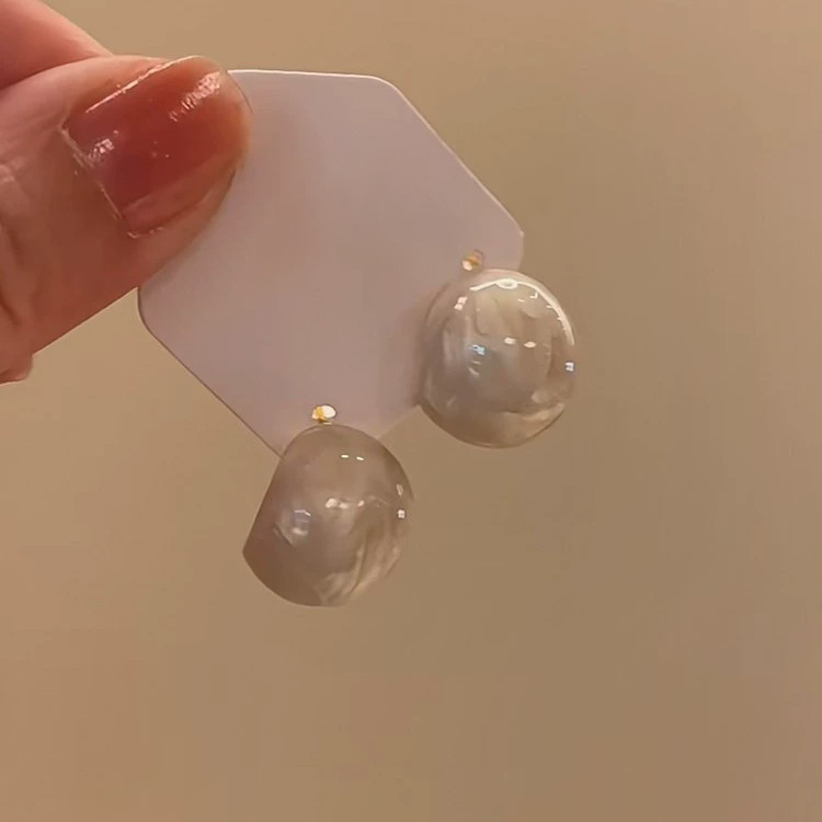 French retro cream-colored glazed bean stud earrings, artistic oval geometric earrings, versatile and elegant, niche earrings Application Scenario