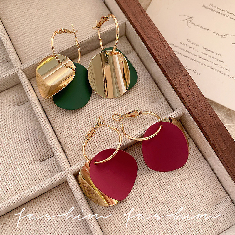 Retro metal earrings, women's ins irregular round pendant earrings, unique and exaggerated stud earrings, niche design sense earrings Specification drawing