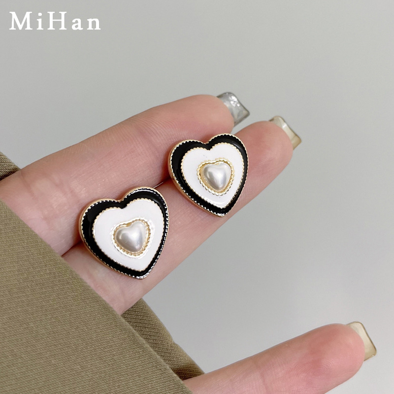 S925 Silver needle retro French Hepburn style heart-shaped stud earrings, elegant color contrast sweet pearl ins style earrings details Picture