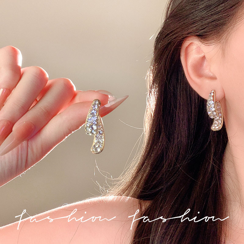 The women's niche design of the water-drop earrings, which are full of diamonds on both the front and back, exude a sense of fashion and sophistication. They are the same style of earrings as Internet celebrities full figure