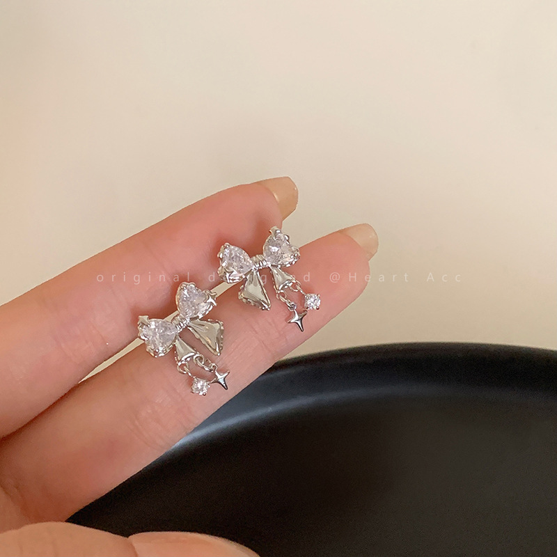 The star-studded bow zircon stud earrings are a niche design accessory for women, exuding a fashionable and elegant vibe. They are popular online earrings details Picture
