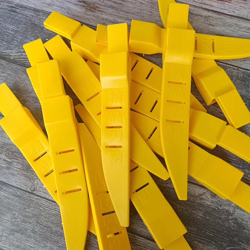 Boneless knife sheath, yellow plastic knife sleeve, meat processing plant slaughter knife, meat cutting knife, portable protective case, knife storage, knife magazine Application Scenario