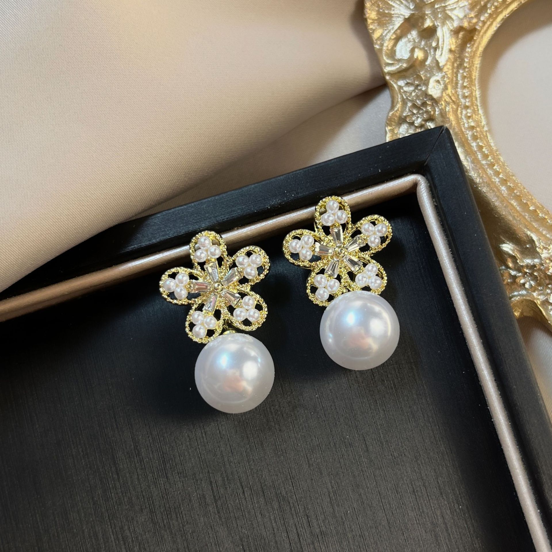 S925 Silver Needle Pearl Cluster Flower Earrings, a new fashionable ear accessory with diamond-encrusted stud earrings that exude the charm of female Internet celebrities details Picture