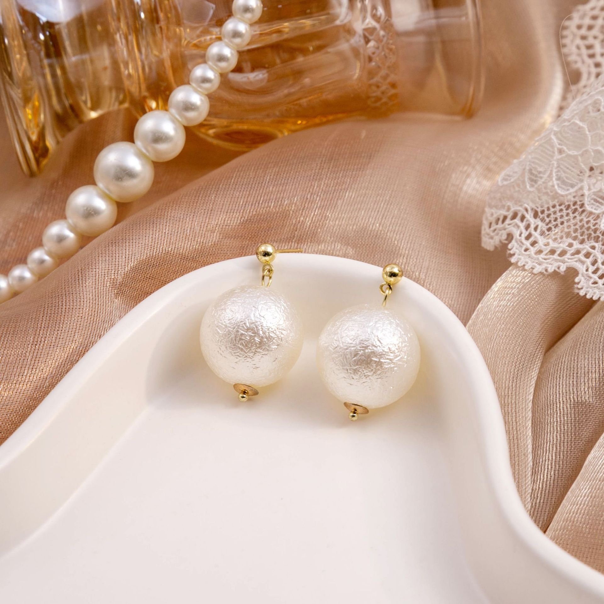 Silver needle French retro gentle cotton pearl stud earrings with a light luxury and high-end feel, Hepburn style pearl earrings for women details Picture