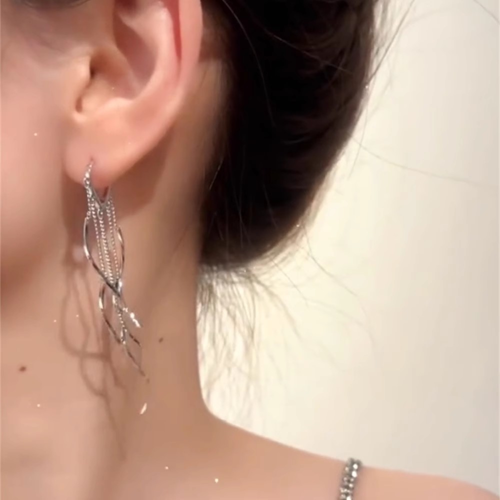 The 925 silver needle long tassel earrings have a perfect sense of the camera, exuding a light luxury and high-end feel. The stud earrings are a stylish and elegant ear accessory details Picture