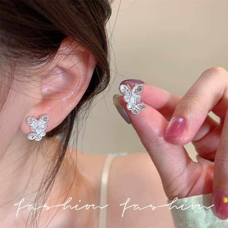 The cool and refreshing hollowed-out butterfly stud earrings feature a unique and unique design, a super ethereal French retro and versatile style, and are small earrings for women full figure