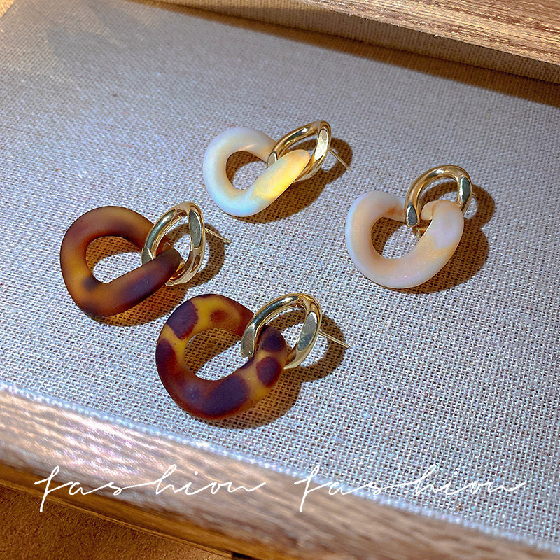 Retro leopard print acrylic earrings, exaggerated feminine charm, ins cold style ear studs, exquisite and high-end earrings wholesale full figure