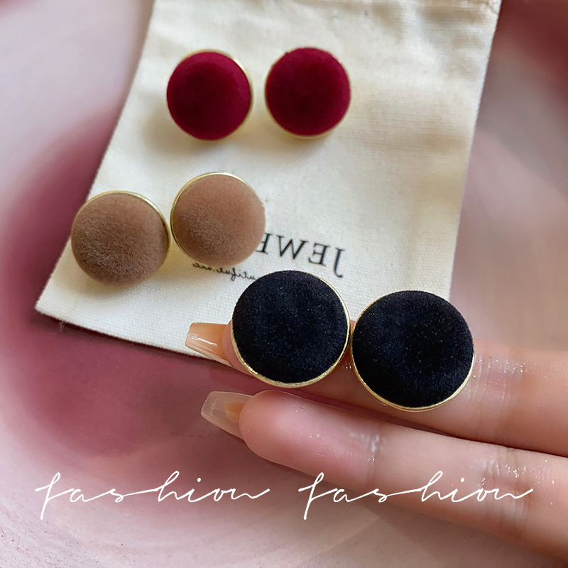 High-end round stud earrings, 2025 new style, trendy girls, simple and cold style, Korean temperament, retro Hong Kong style, Internet celebrity full figure