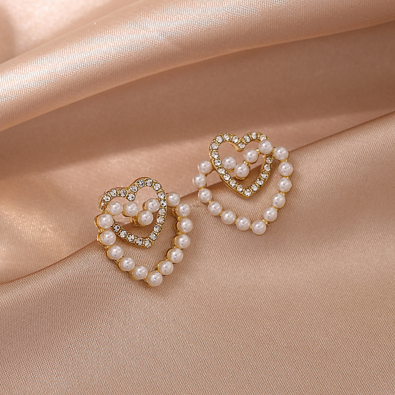 S925 Silver Needle Korean Double Heart Pearl Earrings, Little Chanel style, fashionable and internet-famous style earrings, stud earrings for women Application Scenario