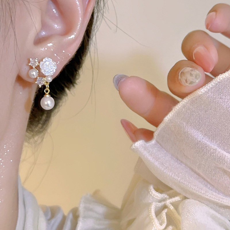 French super fairy pearl flower earrings, light luxury, retro, small and exquisite stud earrings, niche design, high-end sense of earrings for women Application Scenario