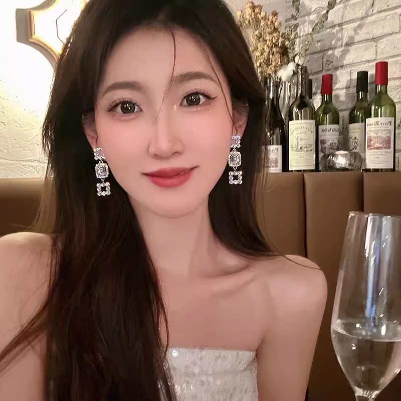 The new long earrings of a chaebol heiress with a light luxury heavy industry style are fashionable, trendy, retro and elegant, full of diamond tassels for women Specification drawing