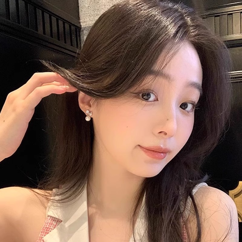 Bow-shaped pearl zircon stud earrings for women, a light luxury, fashionable and high-end look. They are exquisite, simple, versatile and sweet earrings full figure