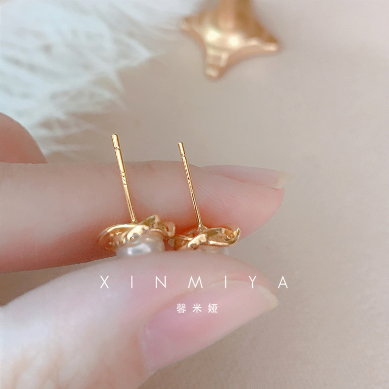 Korean pearl earrings for women, retro French elegance, high-end feel, S925 silver needle earrings wholesale trend Application Scenario